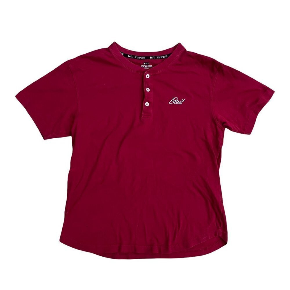 BAIT Mens Size Medium Red Short Sleeve Embroidered Spell Out Logo Henley…​​